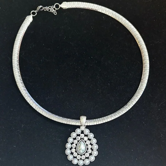 Elegant Silver Necklace with Pendant - Picture 2 of 8